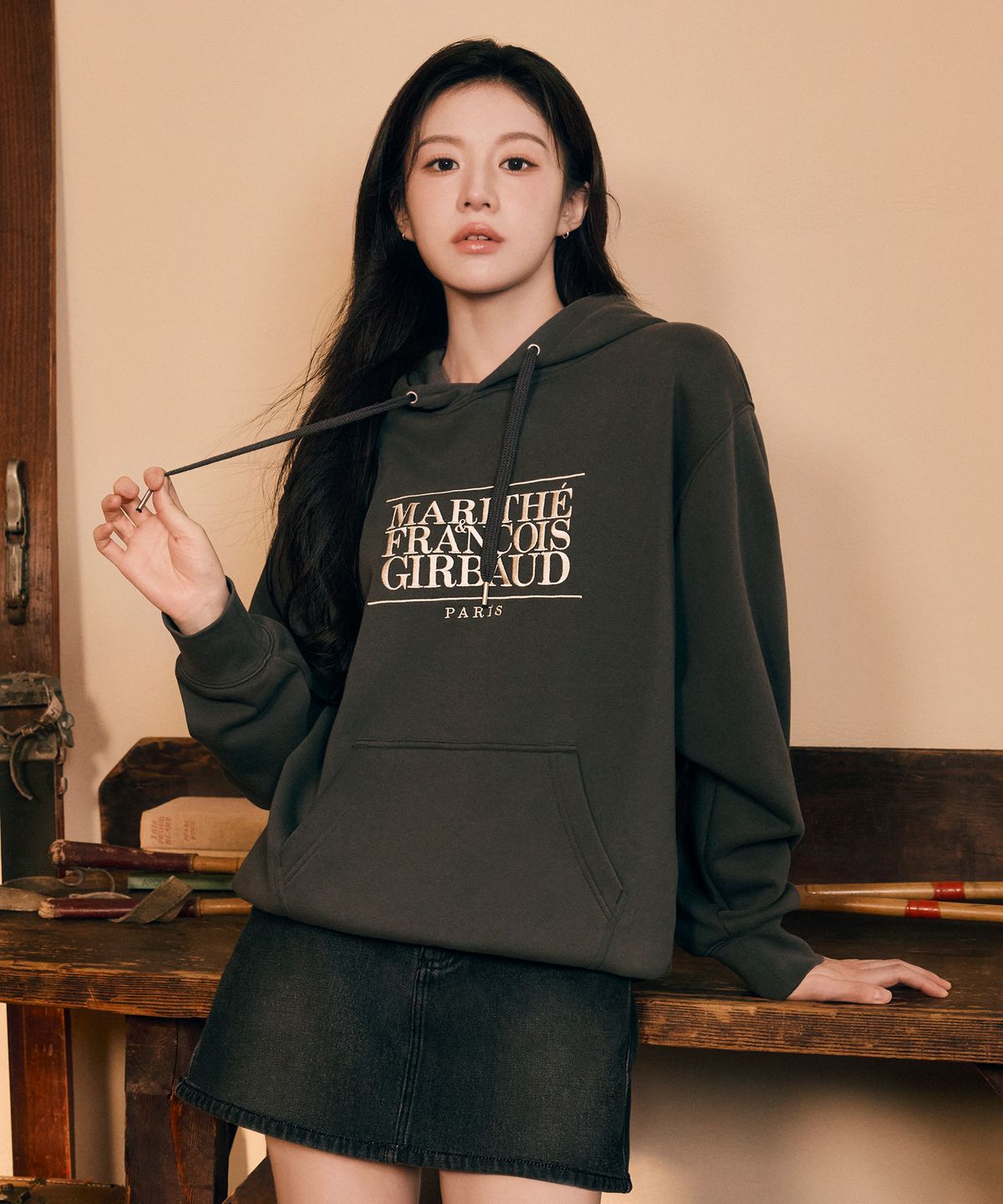 마리떼 프랑소와 저버(MARITHÉ + FRANҪOIS GIRBAUD) CLASSIC LOGO EMBROIDERY HOODIE (BRUSHED) charcoal