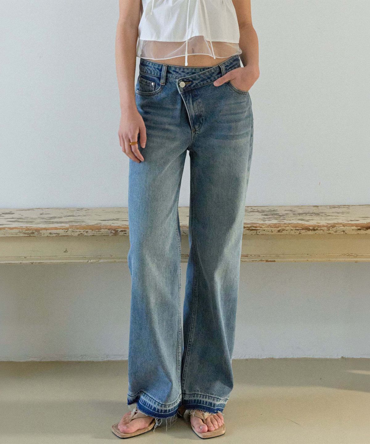 하우스 오브 폰드(HOUSE OF POND) Asymmetric Closing washed Jeans_Blue