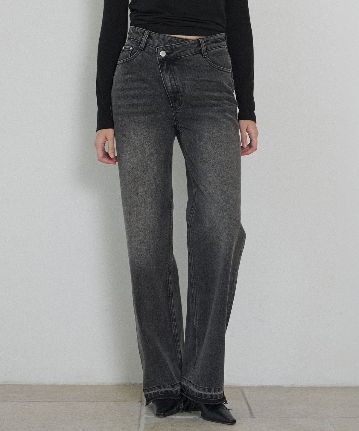하우스 오브 폰드(HOUSE OF POND) Asymmetric Closing washed Jeans_Black