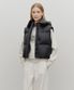 W CIRCLE LOGO CROP HOODED DOWN VEST black
