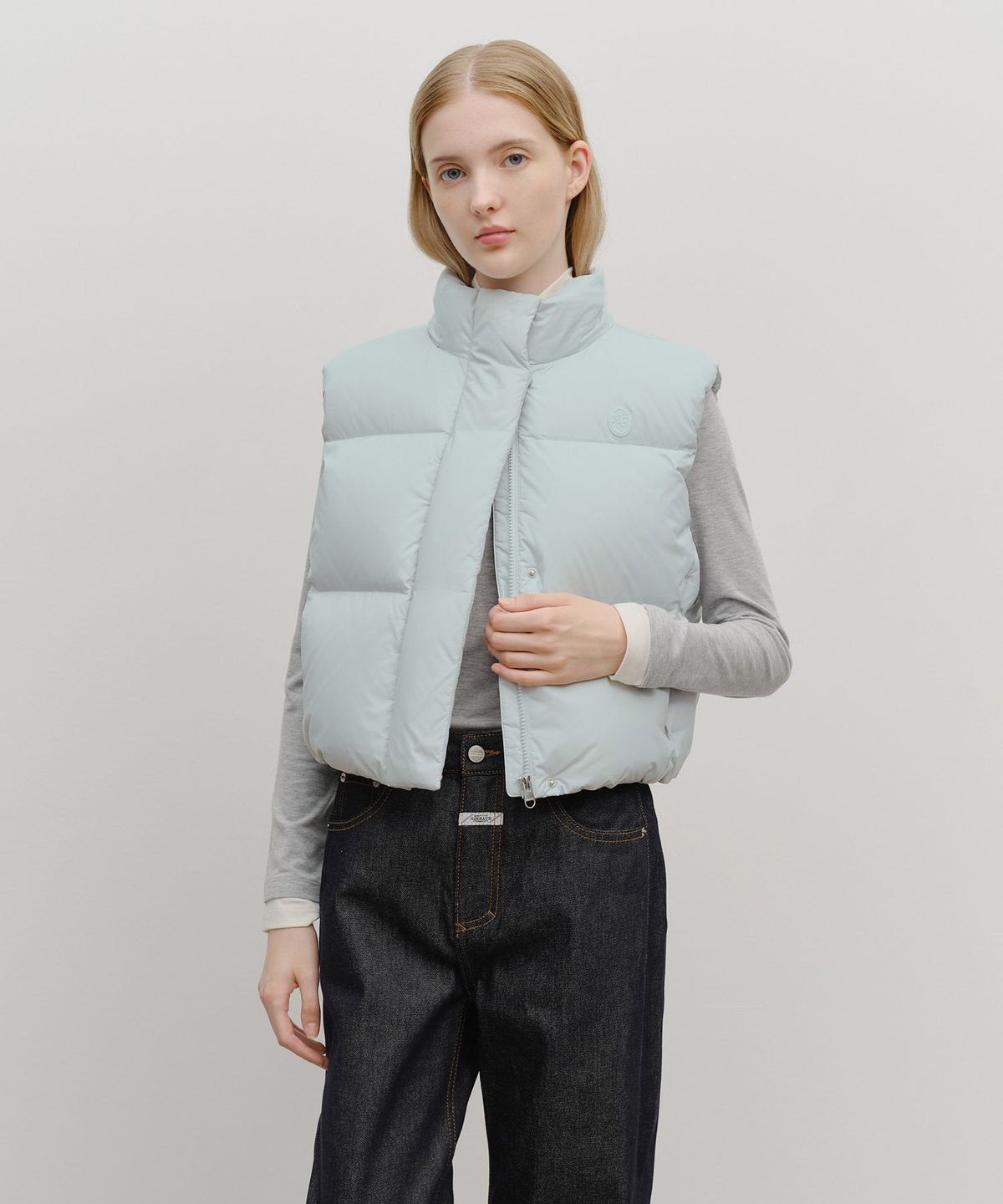 마리떼 프랑소와 저버(MARITHÉ + FRANҪOIS GIRBAUD) W CIRCLE LOGO CROP HOODED DOWN VEST mint gray