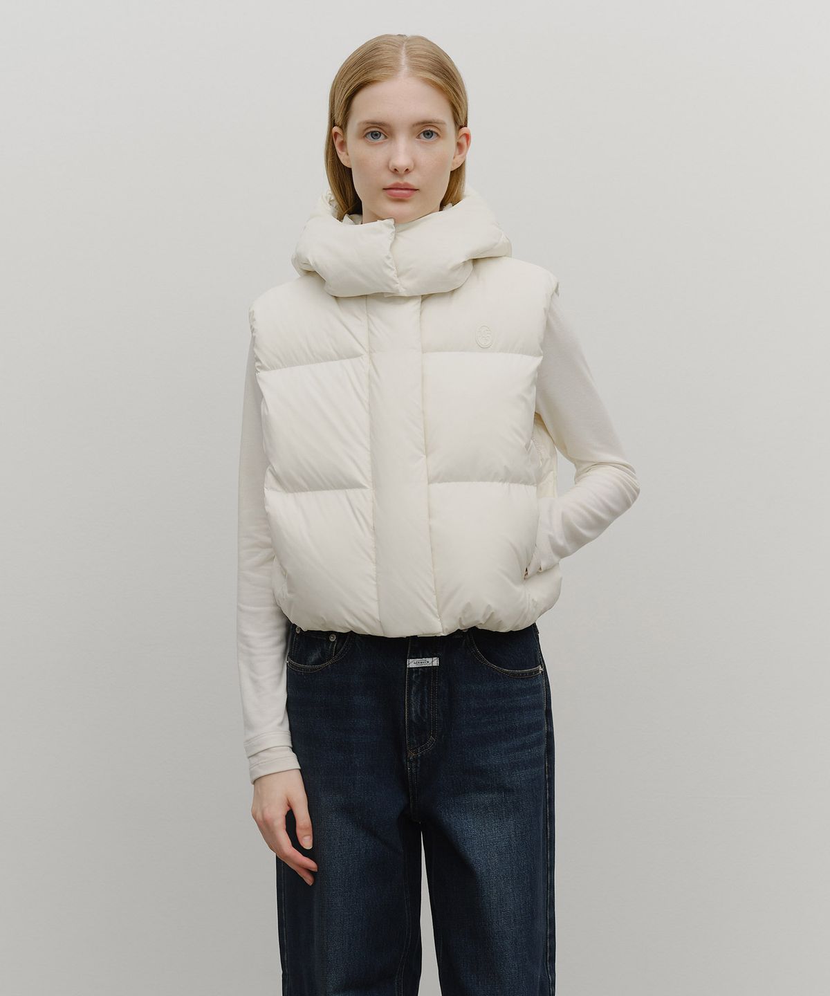 마리떼 프랑소와 저버(MARITHÉ + FRANҪOIS GIRBAUD) W CIRCLE LOGO CROP HOODED DOWN VEST ivory