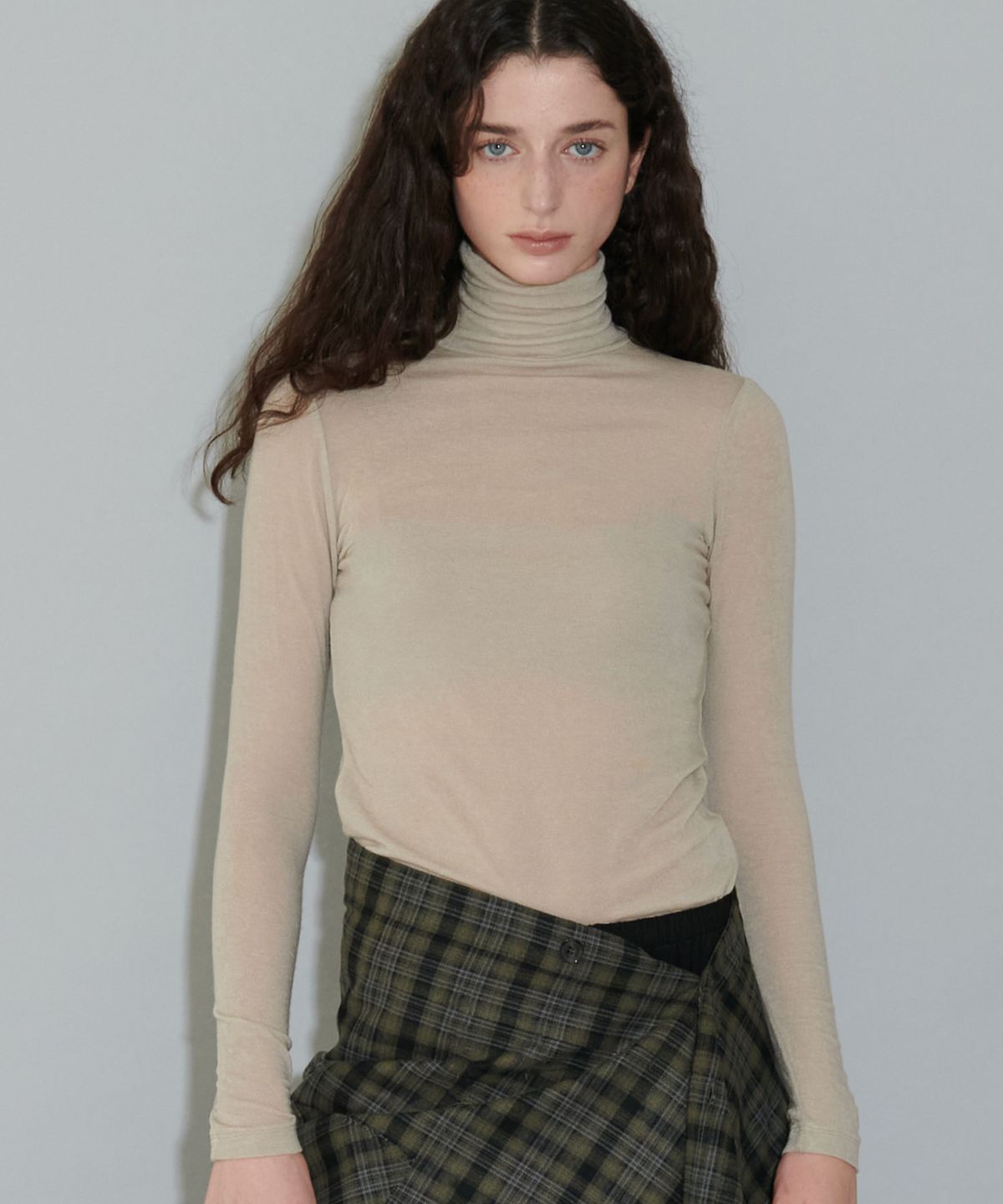더포르타(THEPORTA) CLASSIC WOOL HIGH NECK T-SHIRT, BEIGE