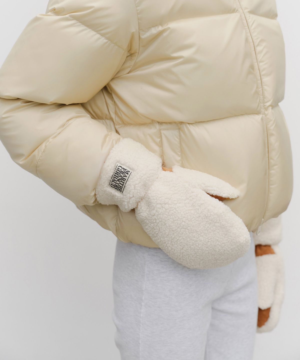 마리떼 프랑소와 저버(MARITHÉ + FRANҪOIS GIRBAUD) CLASSIC LOGO FUR MITTENS ivory