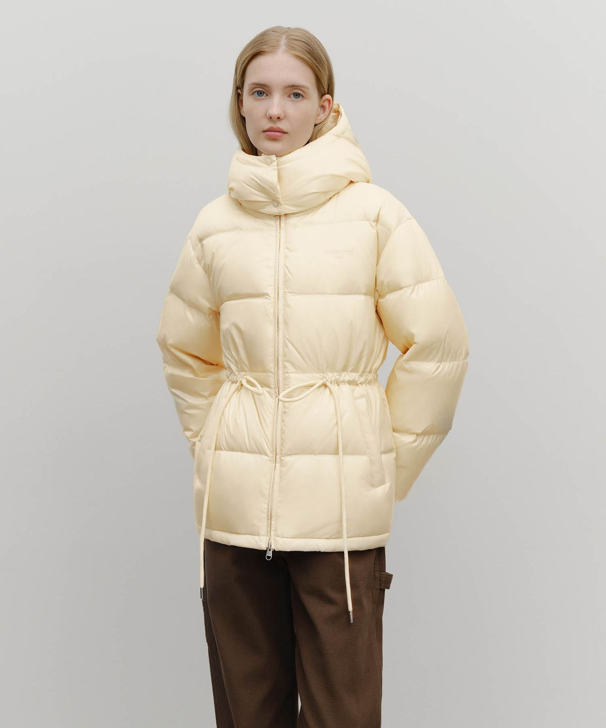 마리떼 프랑소와 저버(MARITHÉ + FRANҪOIS GIRBAUD) W WAIST STRING MID DOWN JACKET light beige