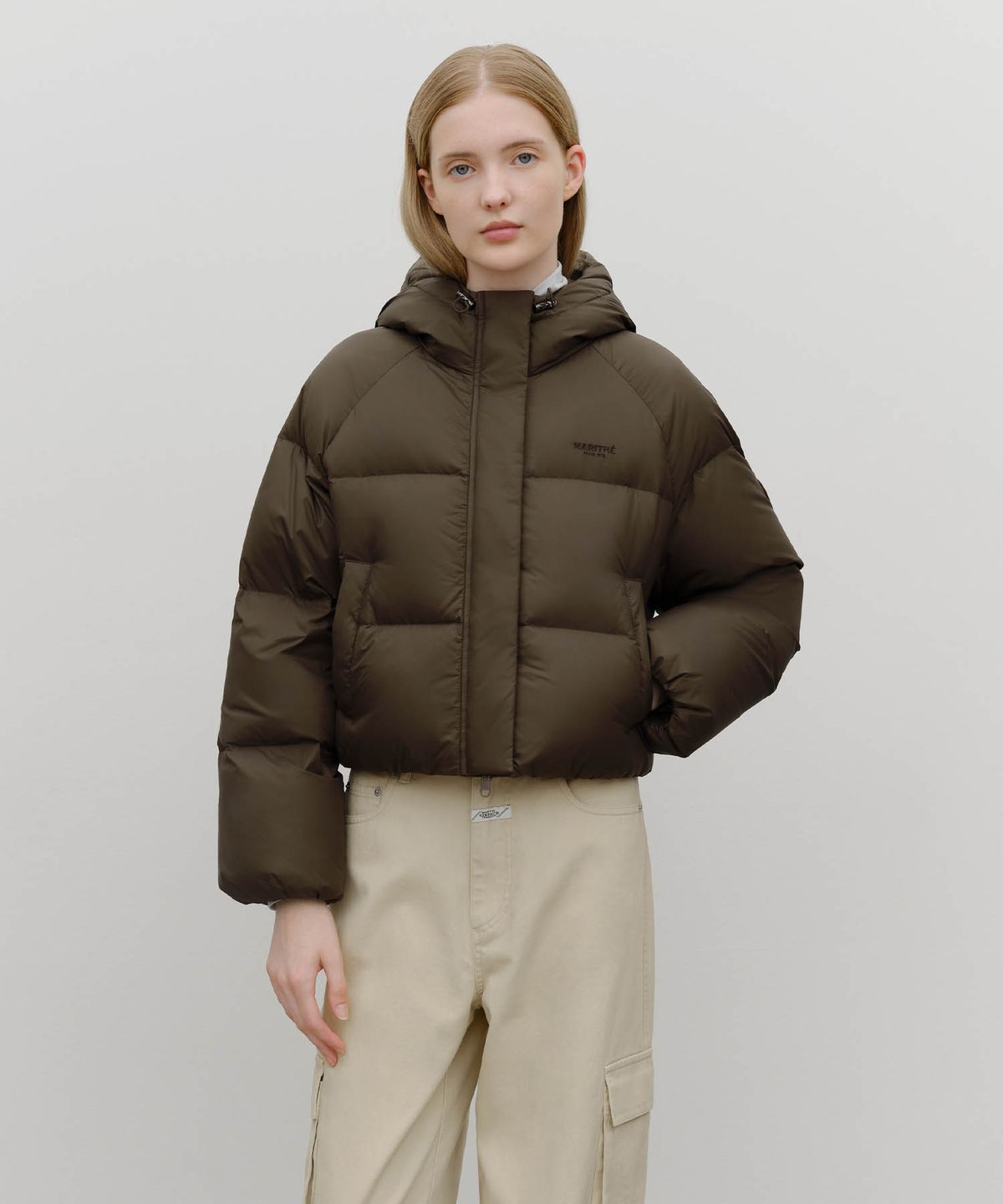 마리떼 프랑소와 저버(MARITHÉ + FRANҪOIS GIRBAUD) W REGULAR LOGO HOODED CROP DOWN JACKET brown