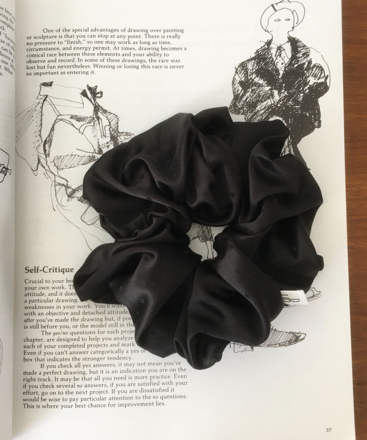 둥그런(DUNGEUREON) Dot Satin Scrunchie (Black)
