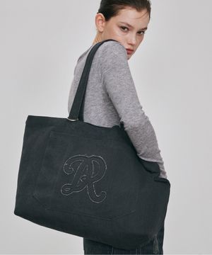 디어 DR  아플리케 포켓 숄더백 (차콜)