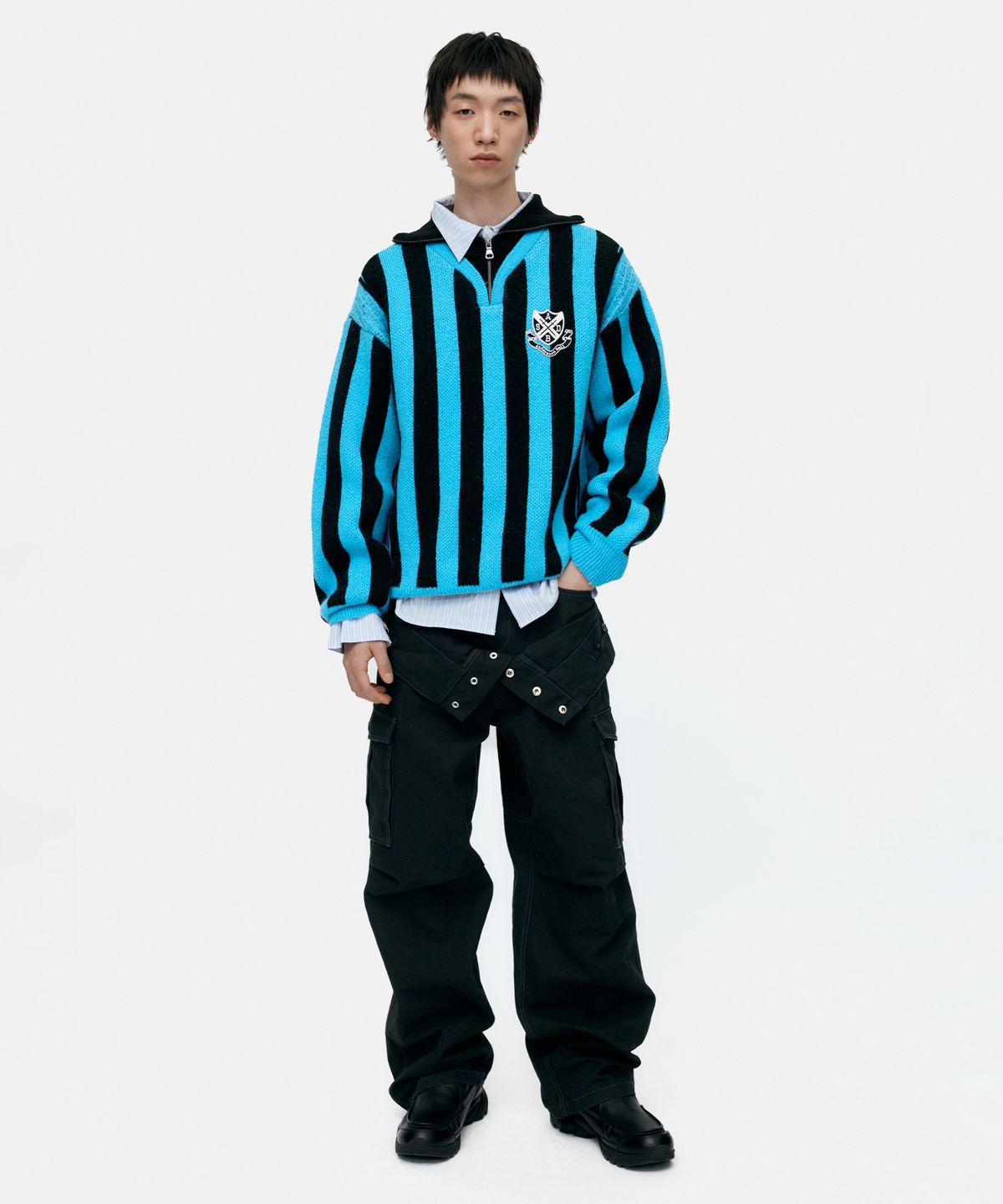 앤더슨벨(ADSB ANDERSSON BELL) ADSB HALF ZIP-UP EMBLEM SWEATER atb1370m(BLUE)