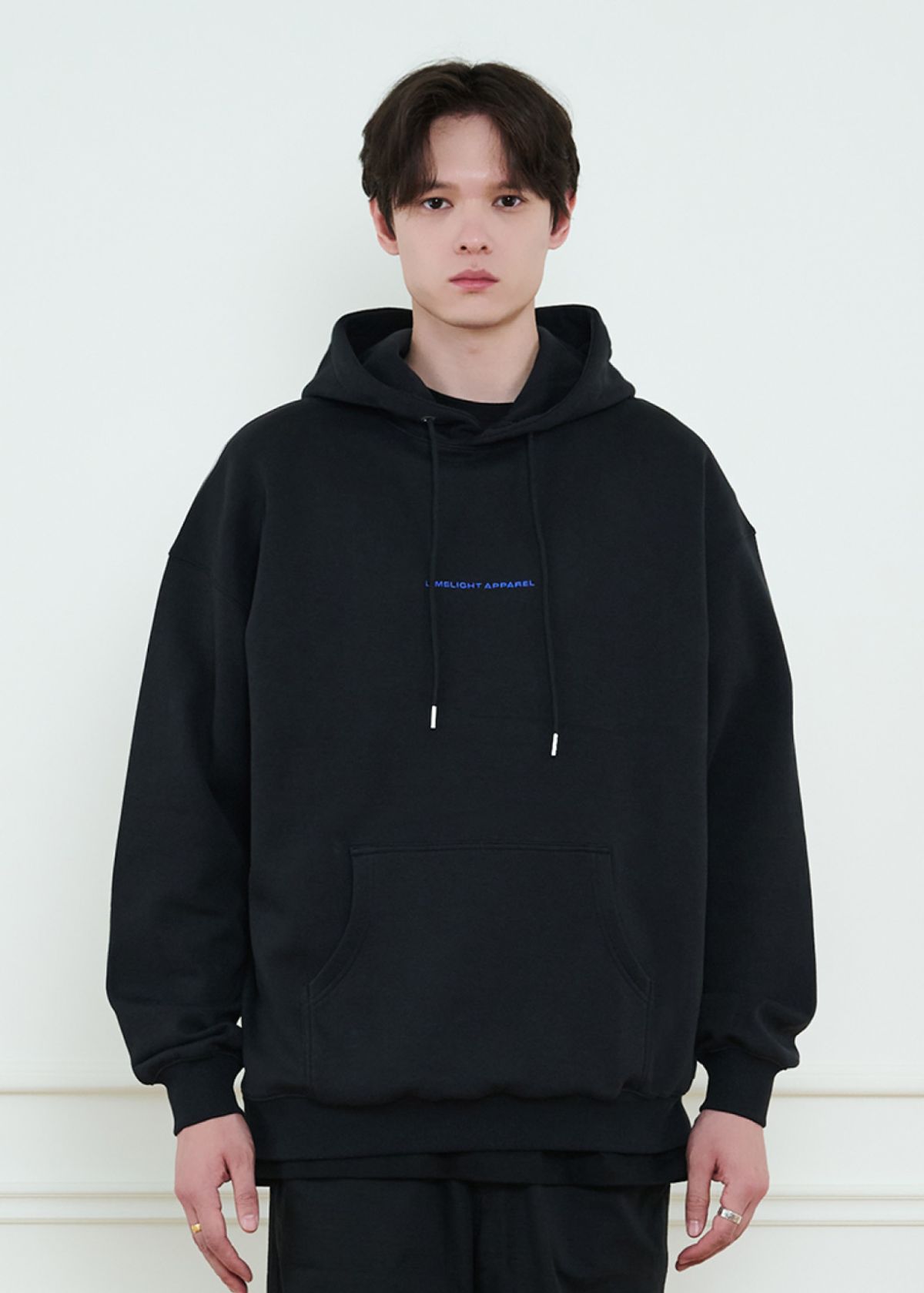 라임라잇 어패럴(LIMELIGHT APPAREL) 어패럴 자수 심플 로고 오버사이즈 후디 (블랙/블루)