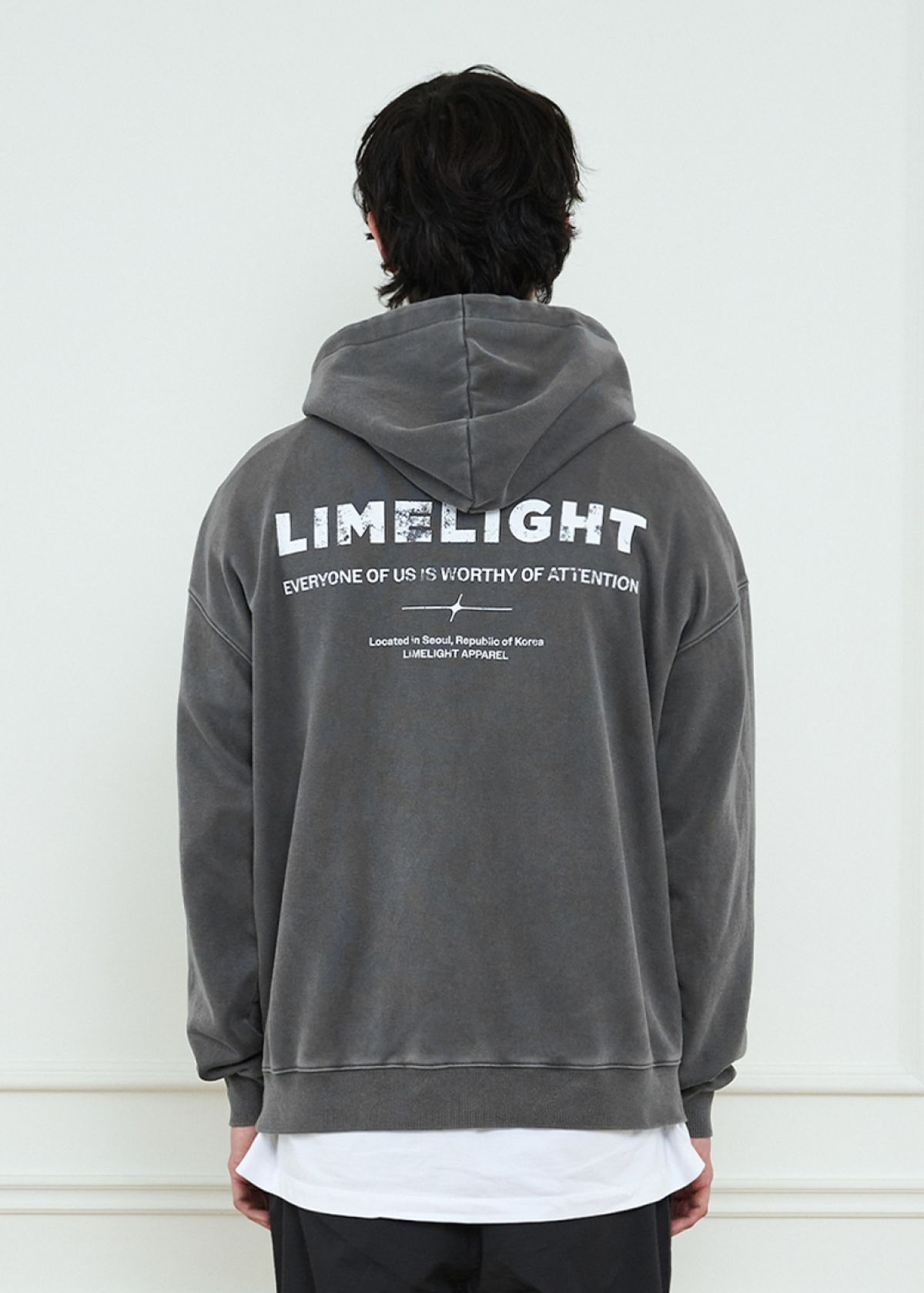 라임라잇 어패럴(LIMELIGHT APPAREL) 어패럴 피그먼트 백 로고 오버사이즈 후디 (차콜/화이트)