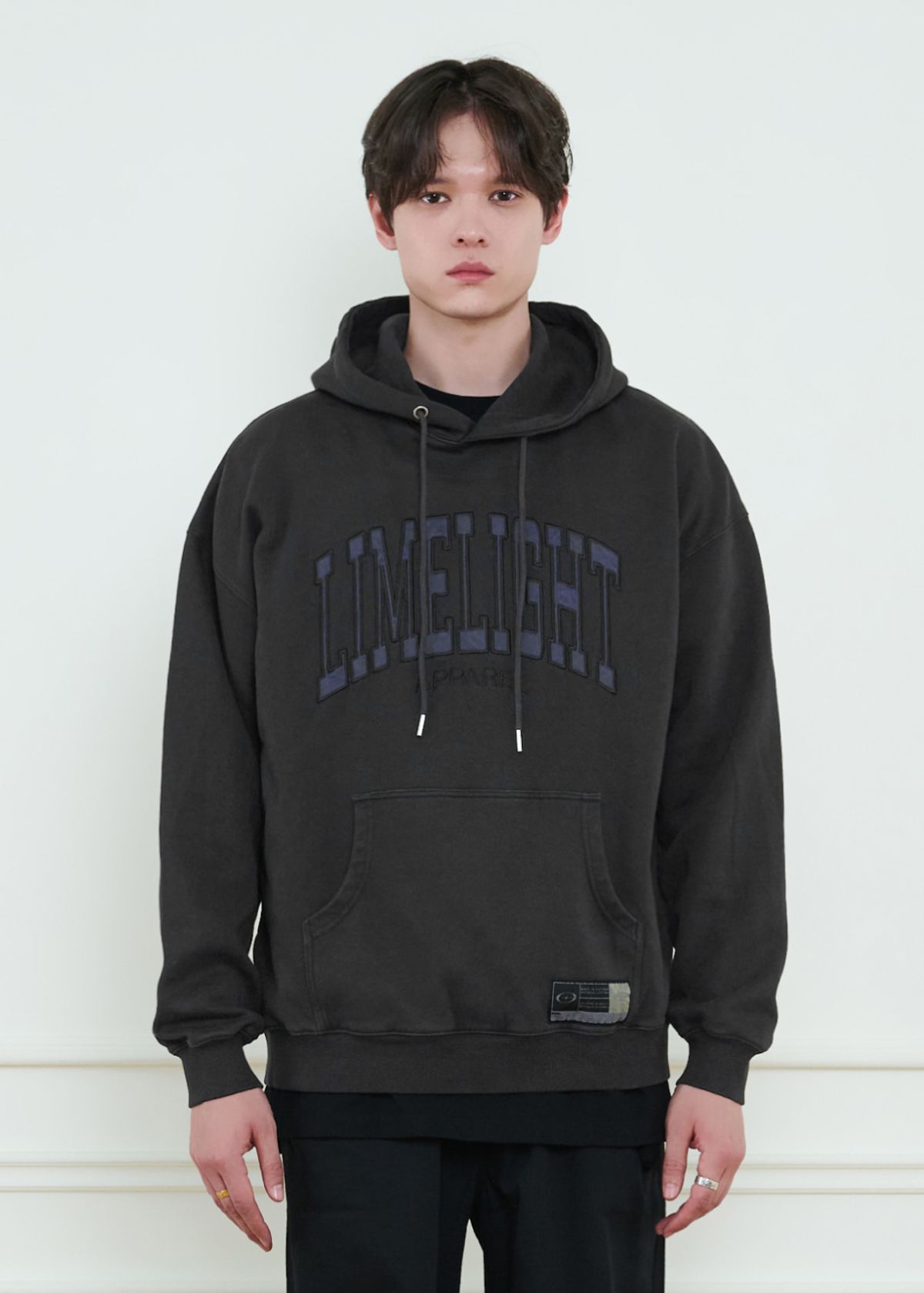라임라잇 어패럴(LIMELIGHT APPAREL) 어패럴 피그먼트 아치 로고 오버사이즈 후디 (블랙/블루)