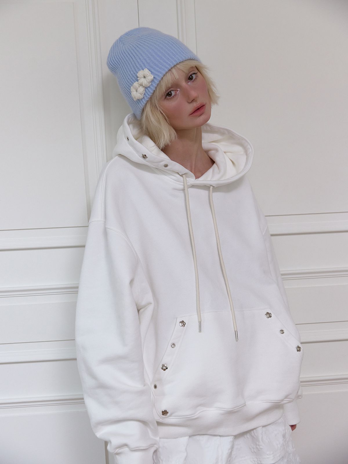 민더리(MEENDERI) FLOWER EYELET HOODIE - WHITE