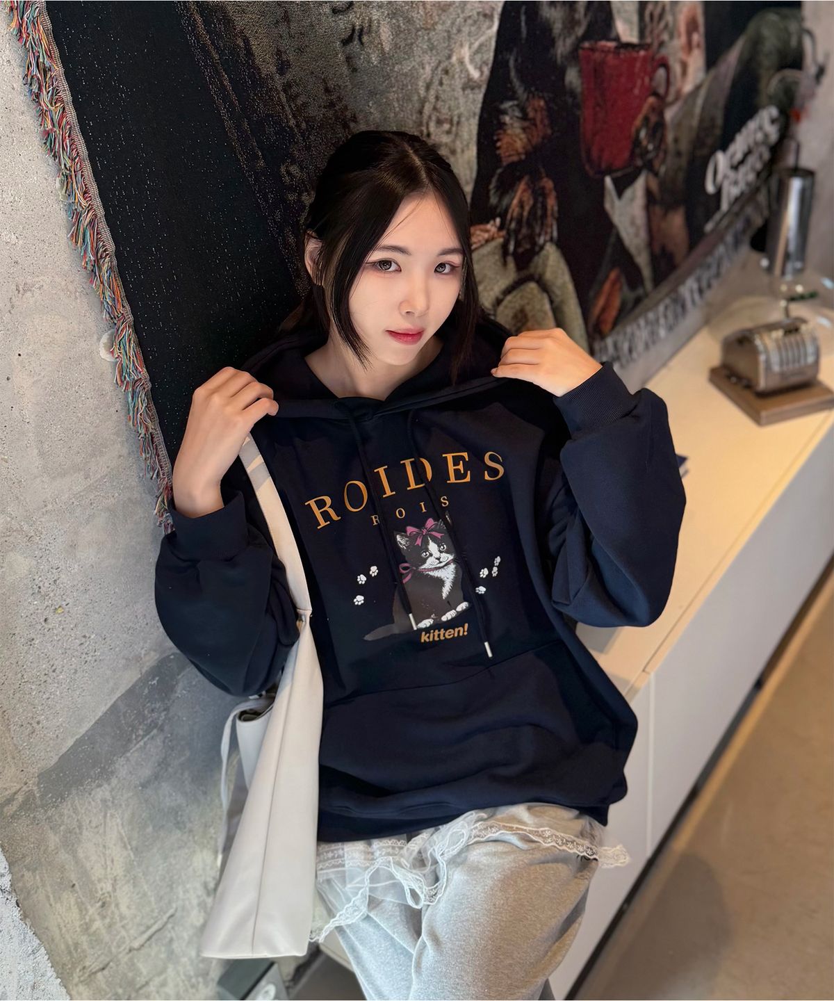 로아드로아(ROIDESROIS) [기모/NO기모] 키튼 캣 프린팅 후드티셔츠 (네이비)