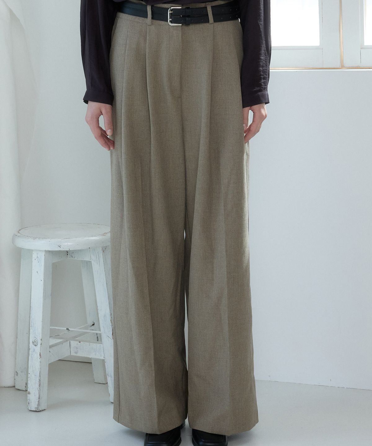 힐리오트(HEALIOTE) DEMURE PINTUCK WIDE SLACKS_BEIGE