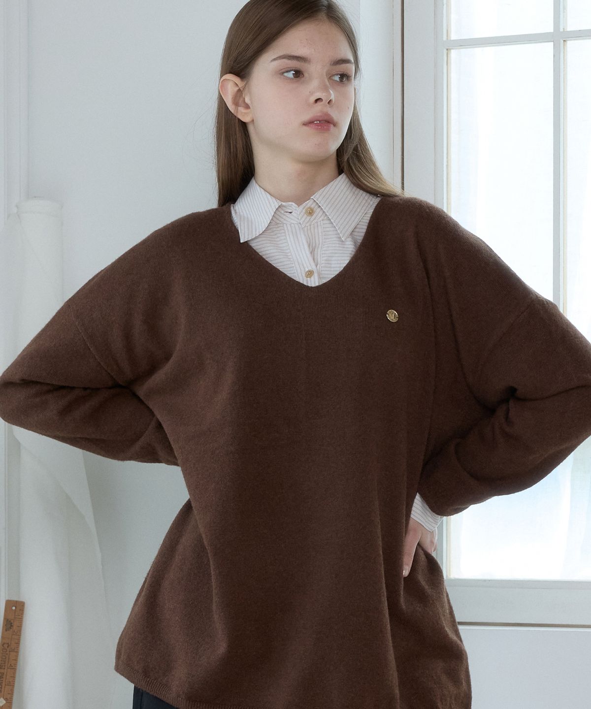 힐리오트(HEALIOTE) LOOSE V-NECK SWEATER_BROWN