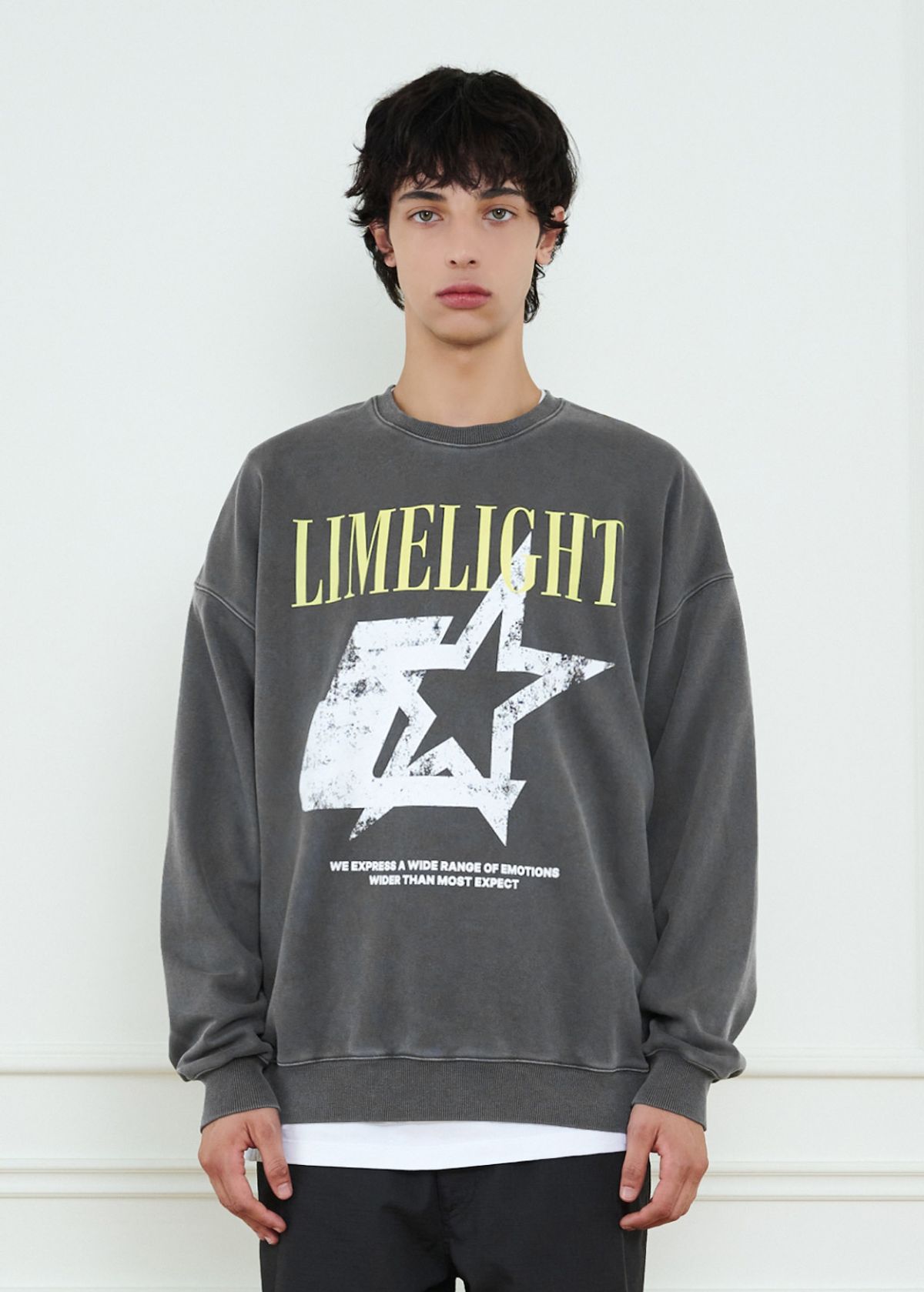 라임라잇 어패럴(LIMELIGHT APPAREL) 어패럴 피그먼트 스타 로고 스웨트셔츠 오버사이즈 (차콜/라임라잇)