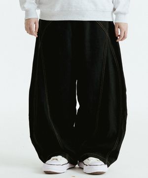 아치 절개 커브드 데님 팬츠 (블랙)