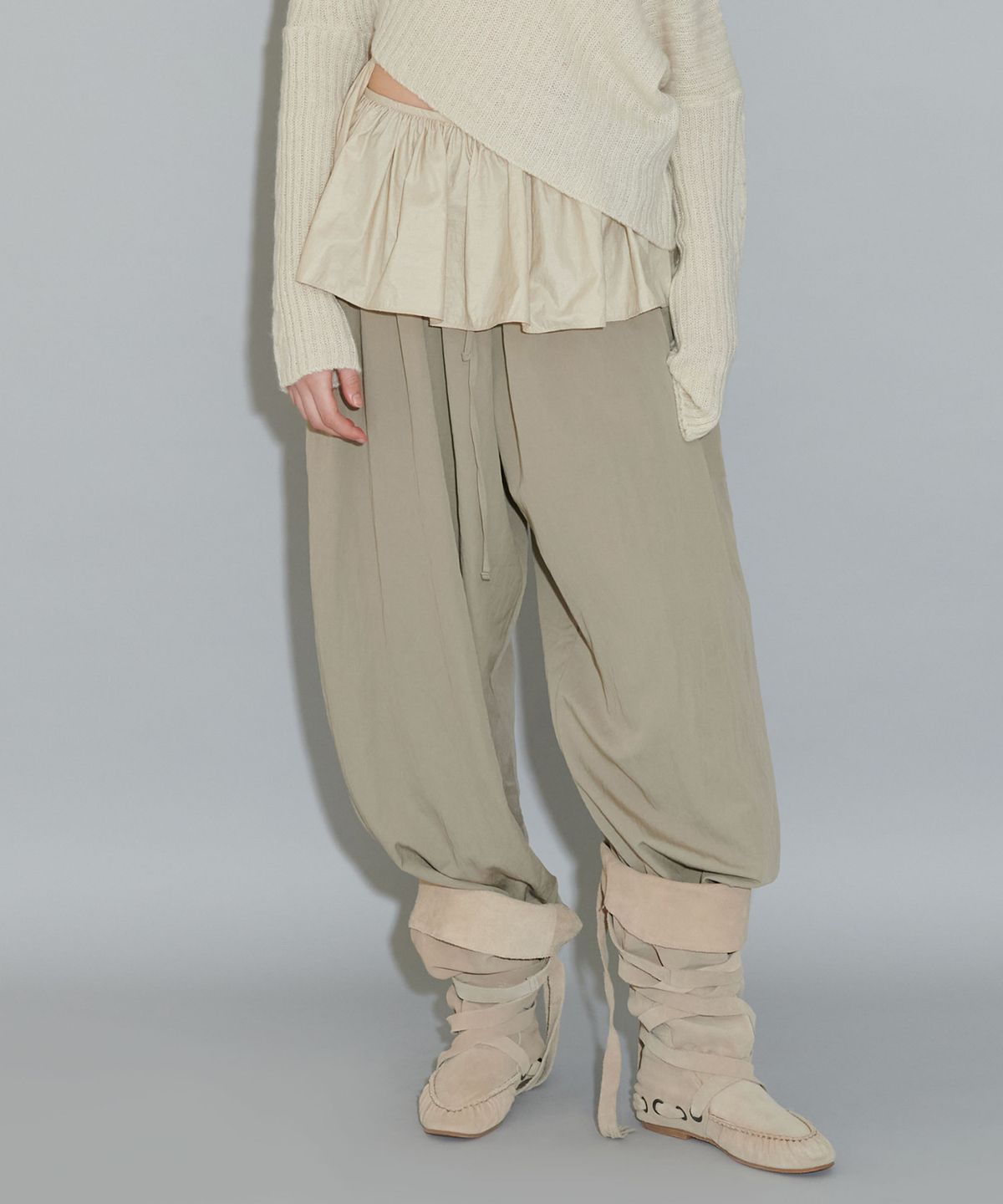 더포르타(THEPORTA) BACK BUTTON BALLOON PANTS, BEIGE