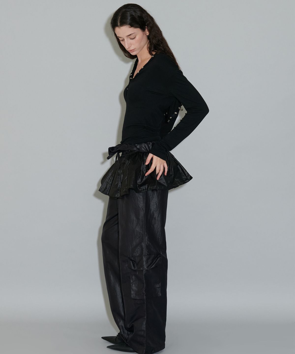 더포르타(THEPORTA) FRILL WAIST NYLON PANTS, BLACK