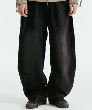 인심 절개 커브드 데님 팬츠 (블랙)