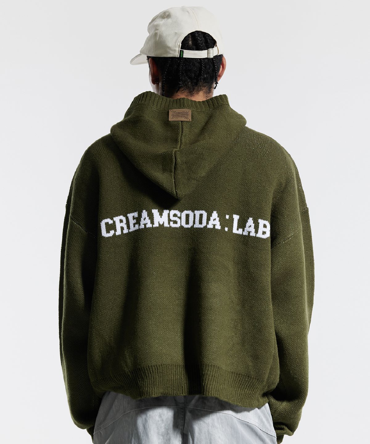크림소다랩(CREAM SODA LAB) 씨엘 워싱 그래픽 자카드 후드 니트 카키