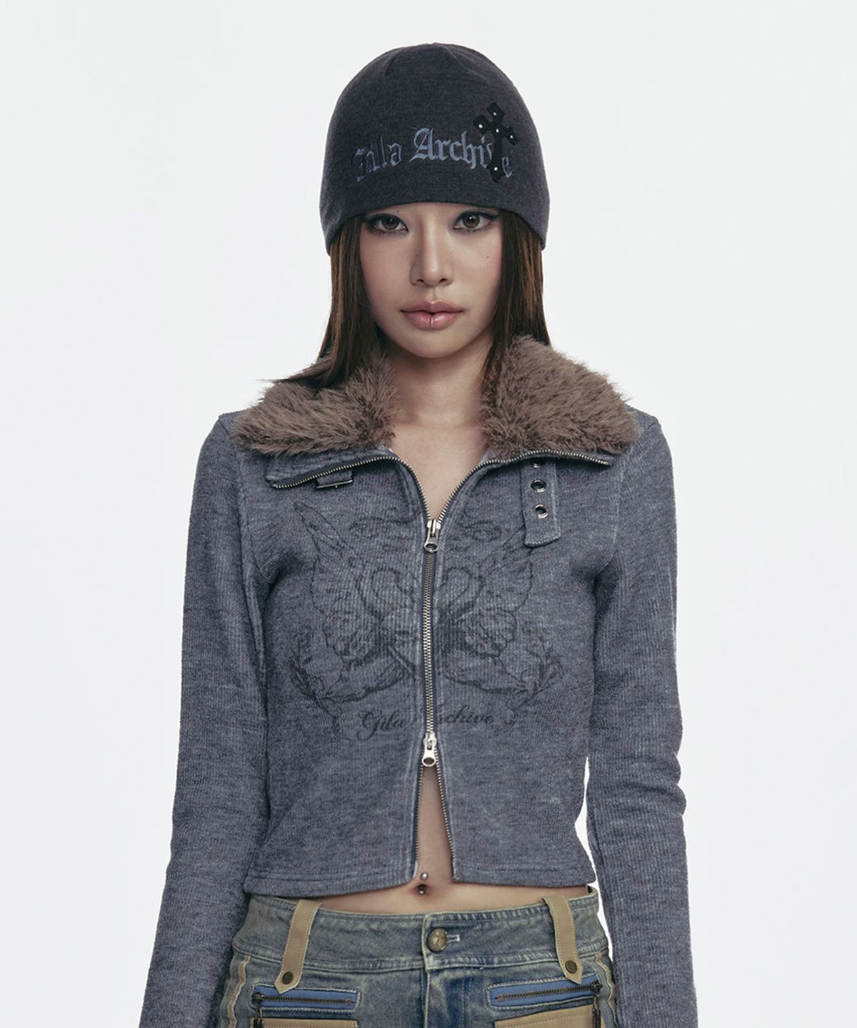 길라아카이브(GILAARCHIVE) CROSS PATCHED LOGO BEANIE_CHARCOAL