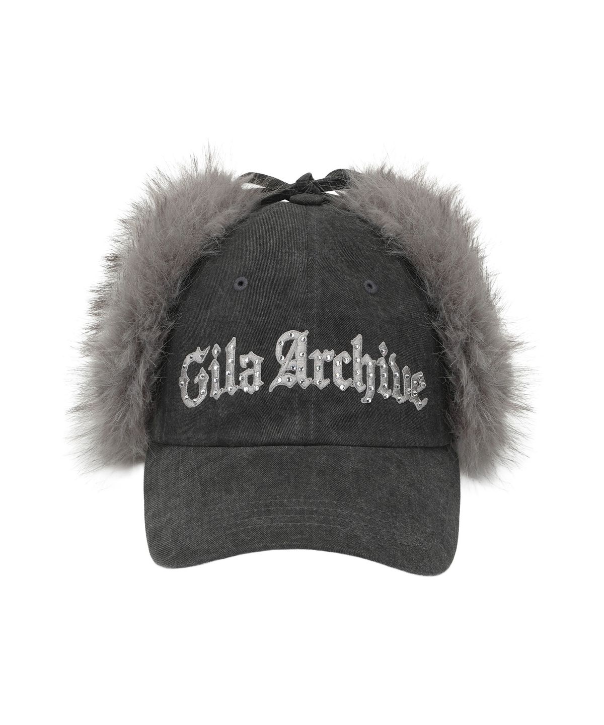 길라아카이브(GILAARCHIVE) FAUX FUR HOTFIX LOGO EARFLAP CAP_CHARCOAL