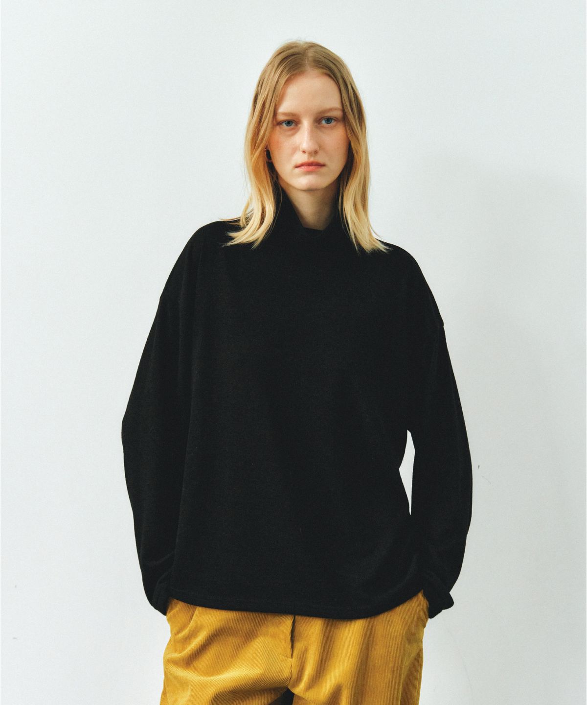 앤테(AENTE) LOOSE FIT TURTLENECK- BLACK