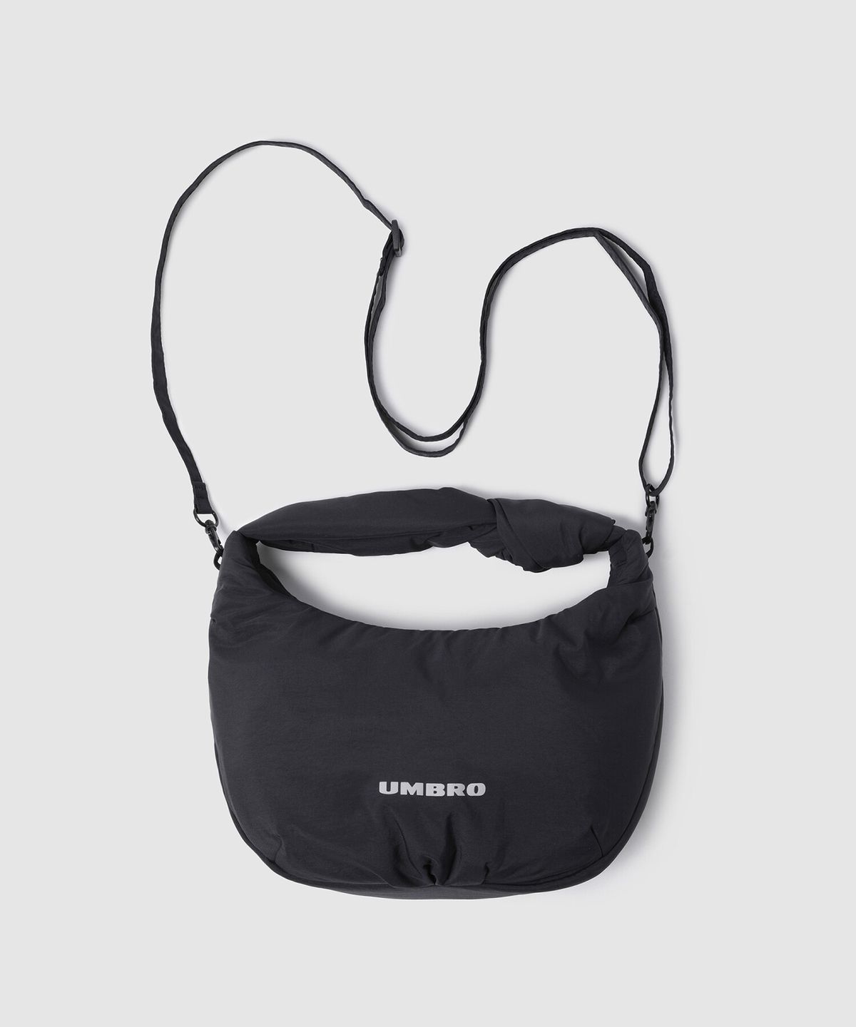 엄브로(UMBRO) 패디드 타이 2WAY 미니백 블랙 UQ422CBGO1