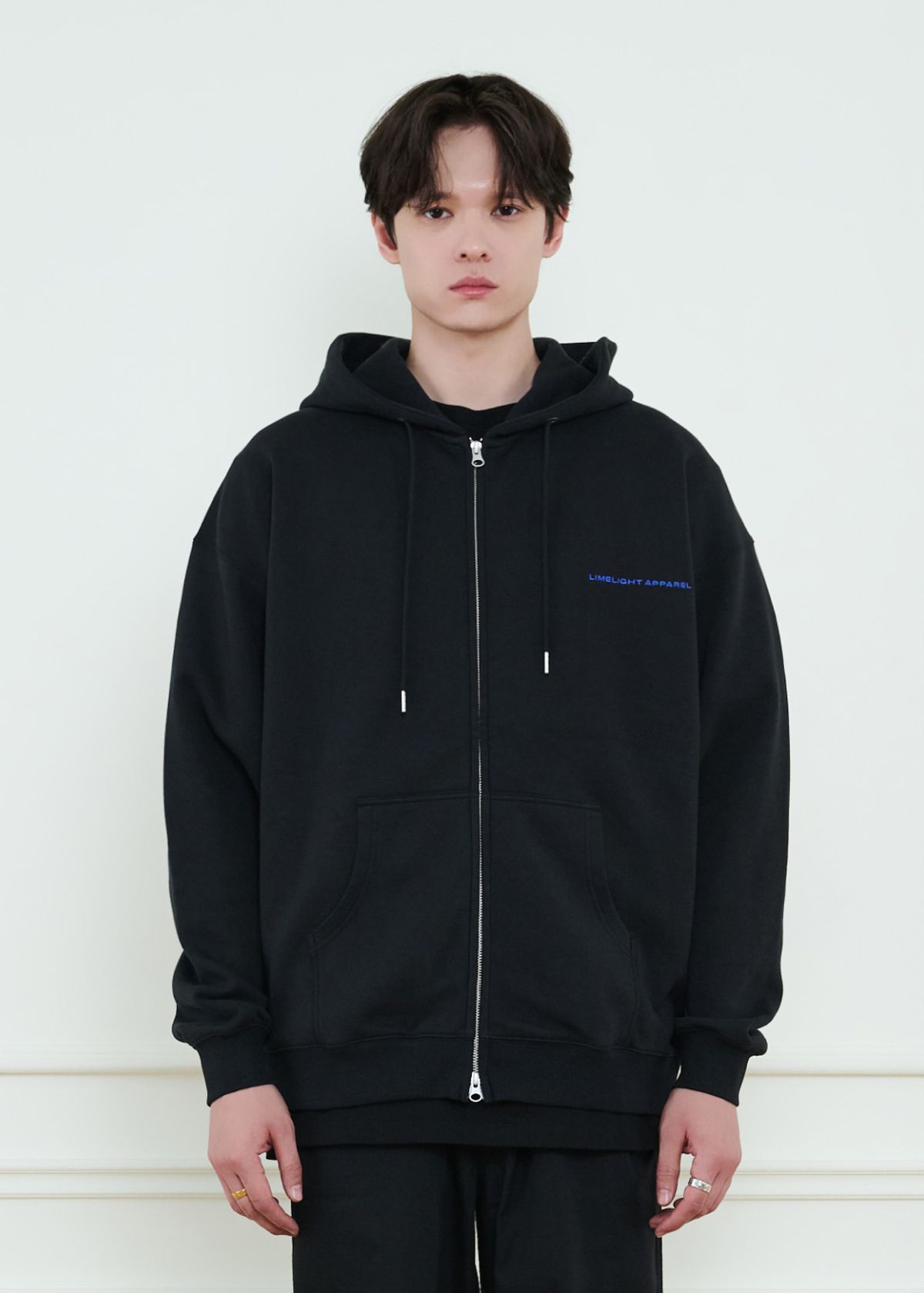 라임라잇 어패럴(LIMELIGHT APPAREL) 어패럴 자수 심플 로고 오버사이즈 2WAY 집업 후디 (블랙/블루)