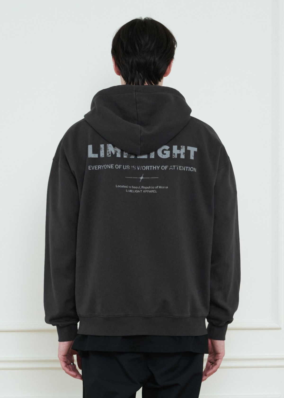 라임라잇 어패럴(LIMELIGHT APPAREL) 어패럴 피그먼트 백 로고 오버사이즈 2WAY 집업 후디 (블랙/그레이)