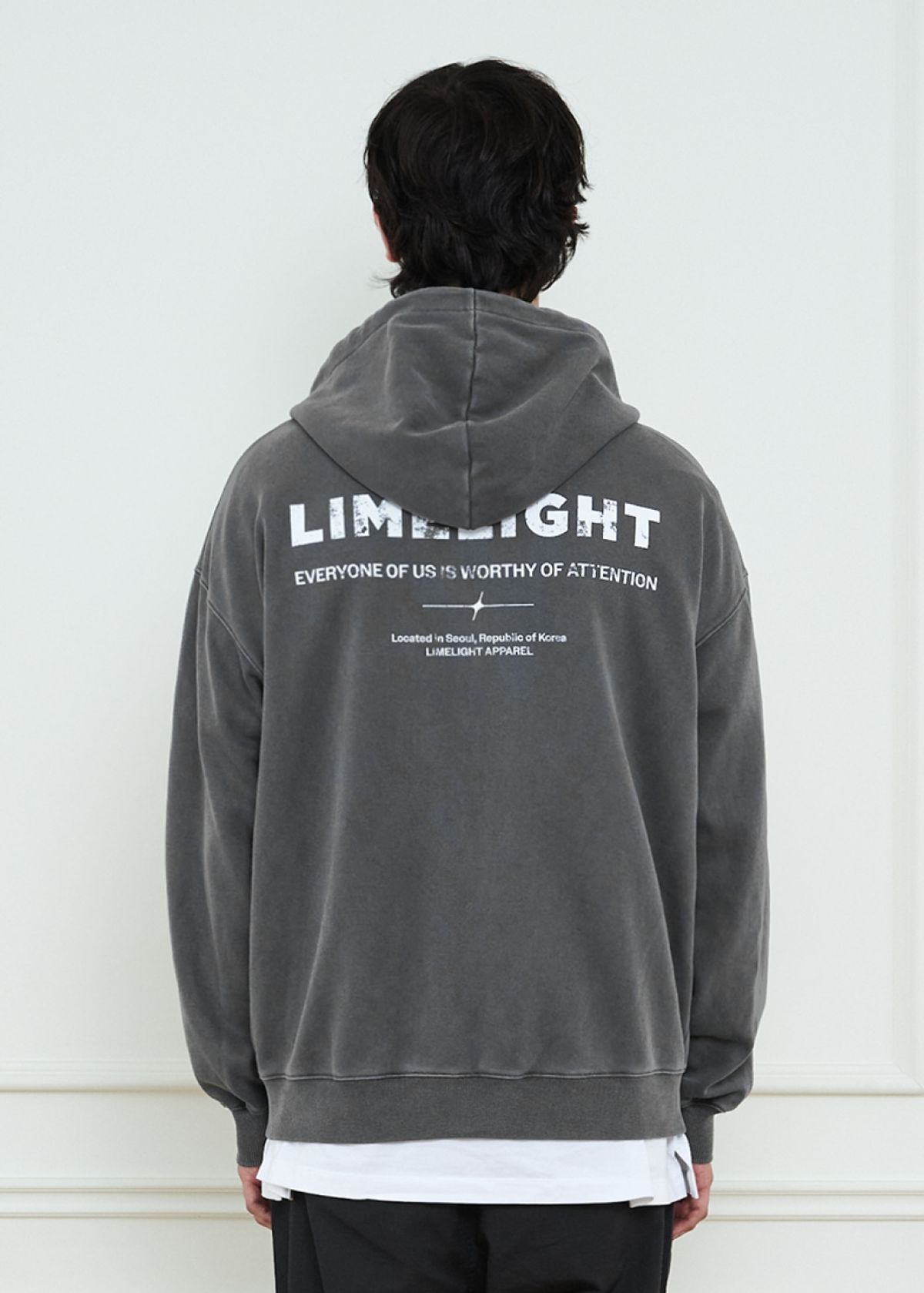 라임라잇 어패럴(LIMELIGHT APPAREL) 어패럴 피그먼트 백 로고 오버사이즈 2WAY 집업 후디 (차콜/화이트)