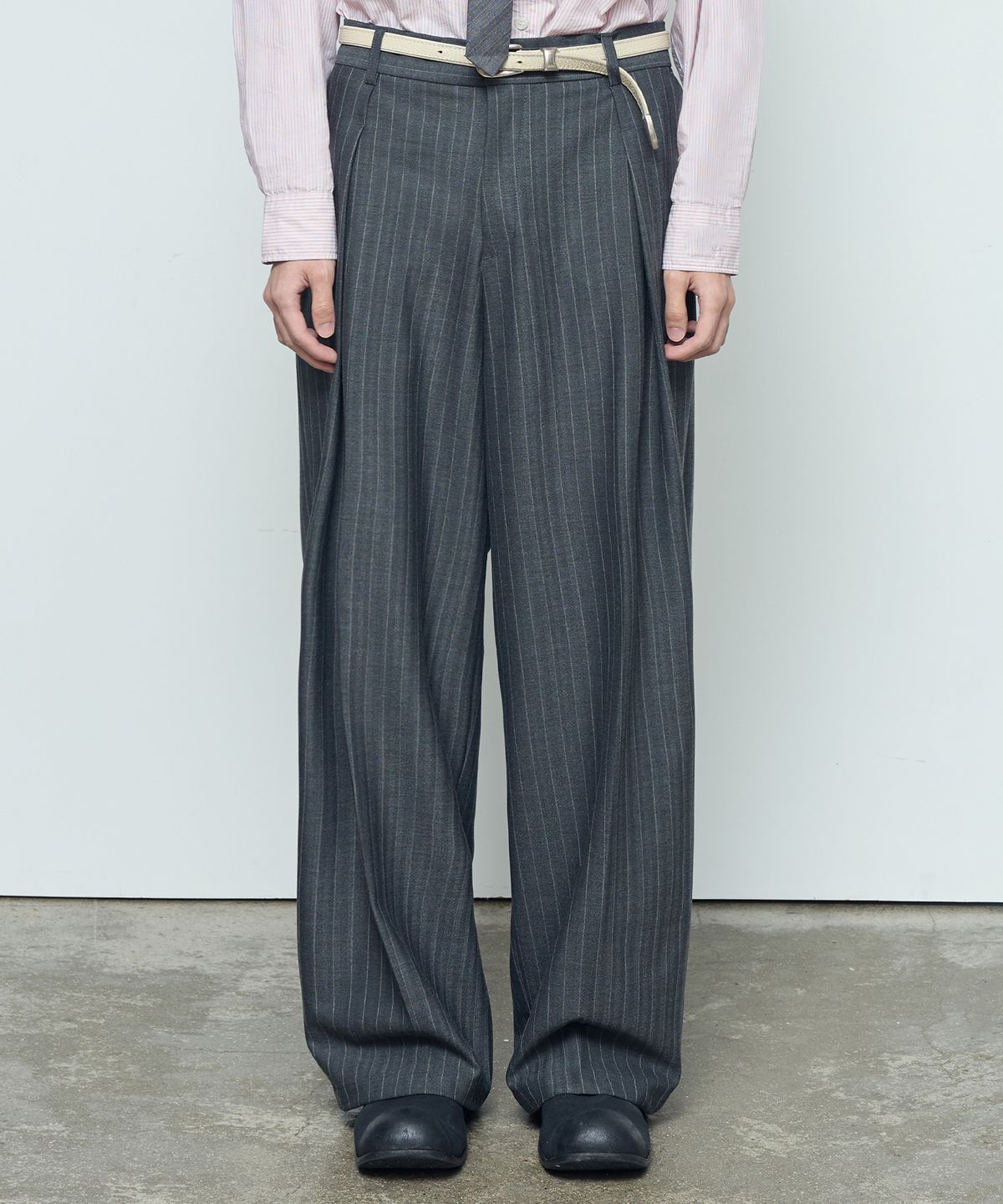 발루트(BALLUTE) DRAPE HERRINGBONE PANTS (GREY STRIPE)