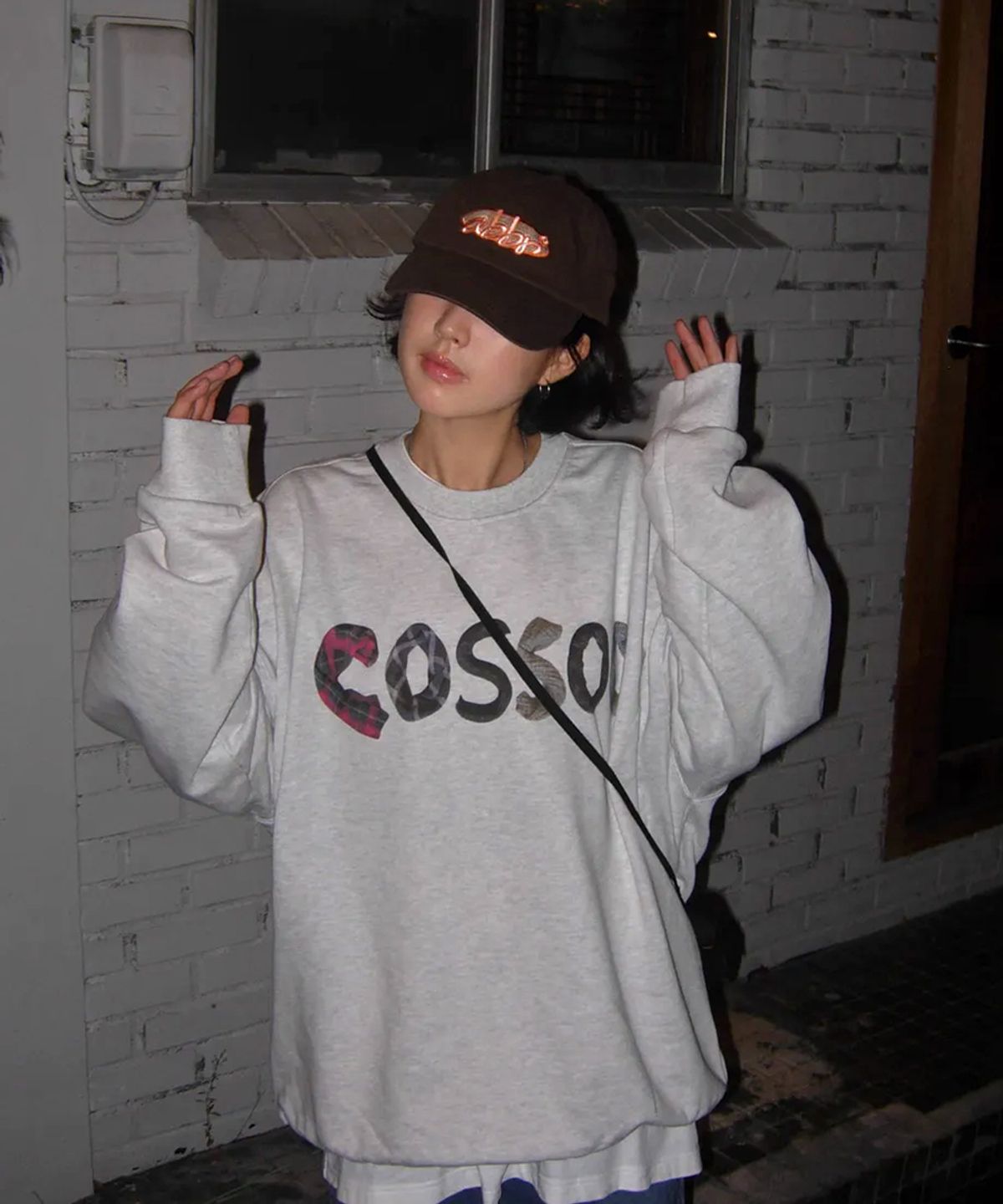 코소(COSO) 알파벳 코소 스웻 맨투맨(LIGHT GREY)