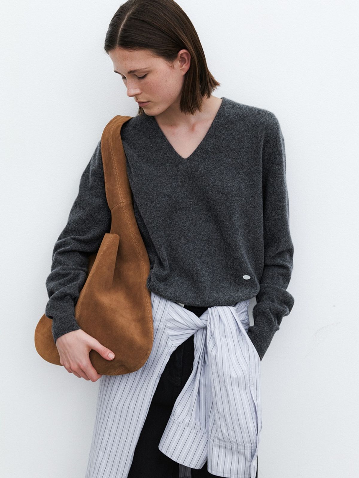 아틀리에 나인(ATELIER NAIN) ESSENTIAL CASHMERE DEEP V-NECK KNIT(T-7125) CHARCOAL