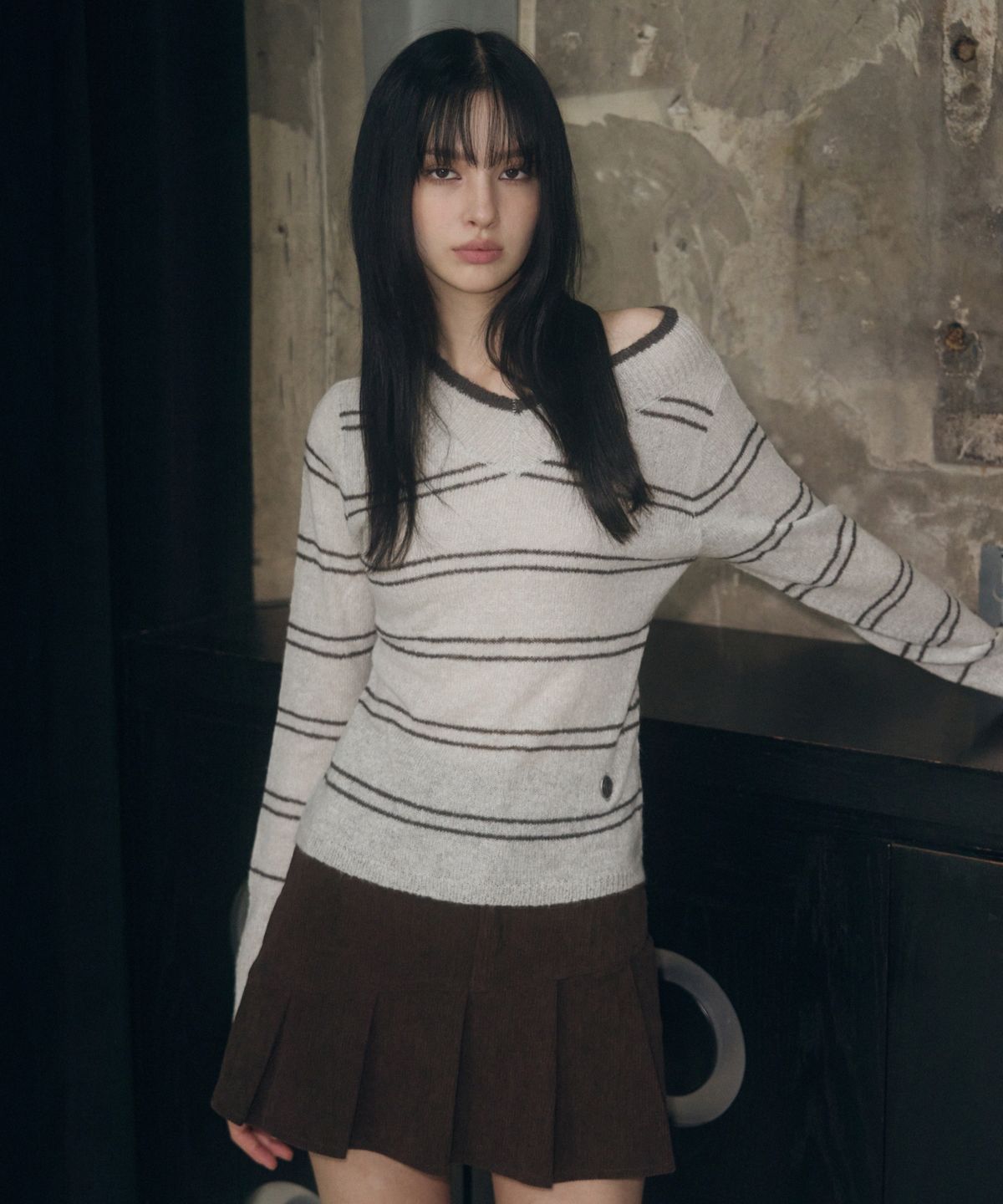 레더리(LEATHERY) 심볼 브이넥 스트라이프 니트 [OAT GREY]