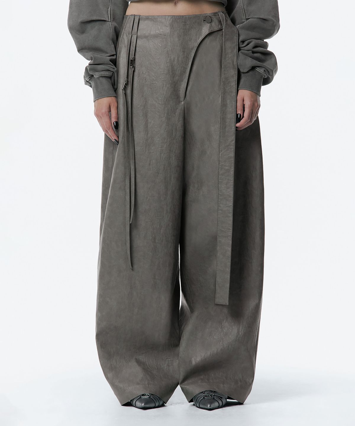 트리밍버드(TREEMINGBIRD) Strap Leather Pants [ Gray ]