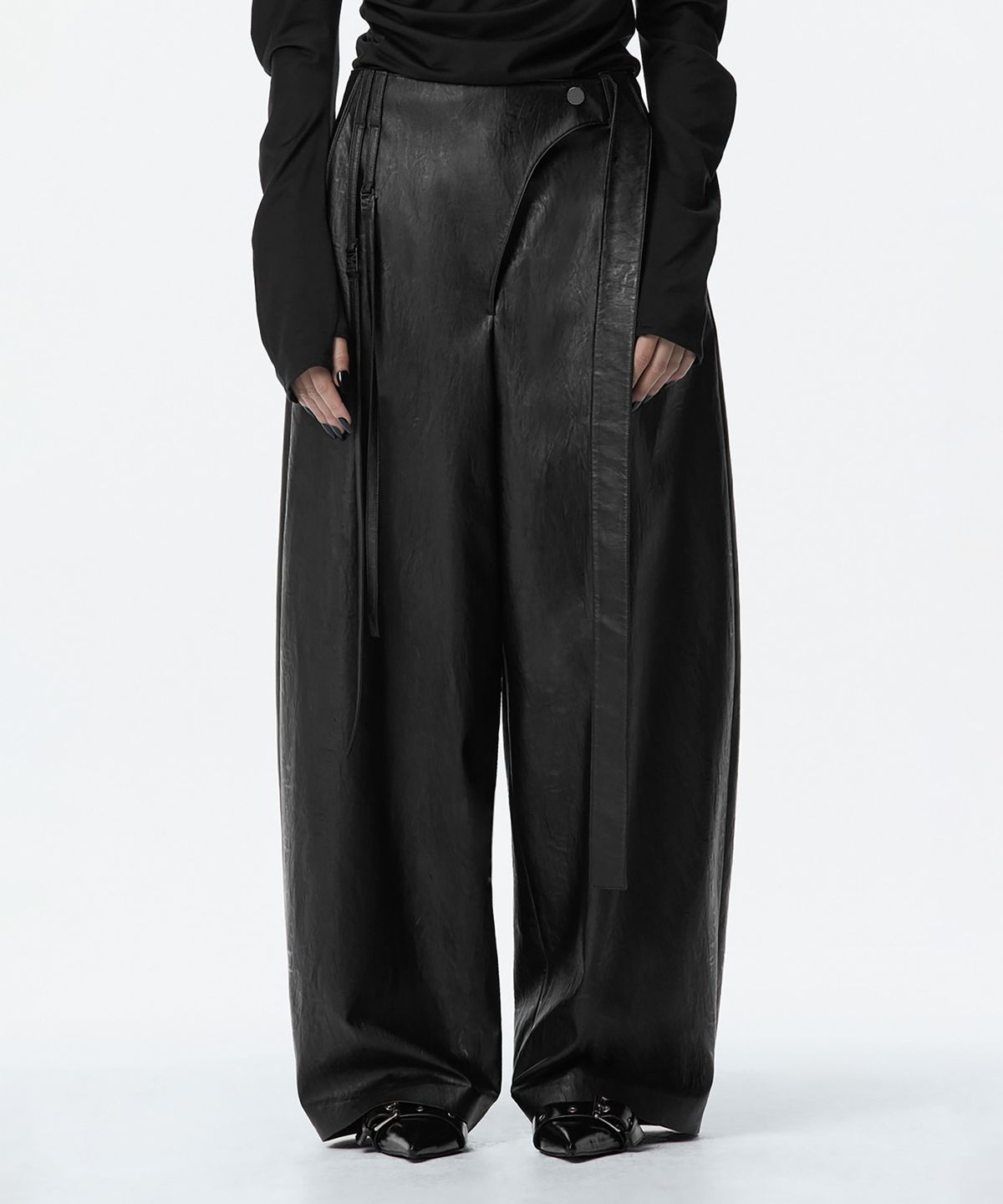 트리밍버드(TREEMINGBIRD) Strap Leather Pants [ Black ]