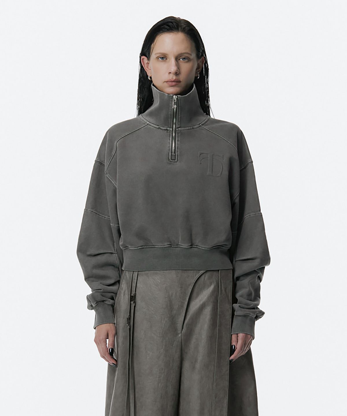 트리밍버드(TREEMINGBIRD) Embossed High-Neck Short Zip-up [ Charcoal ]