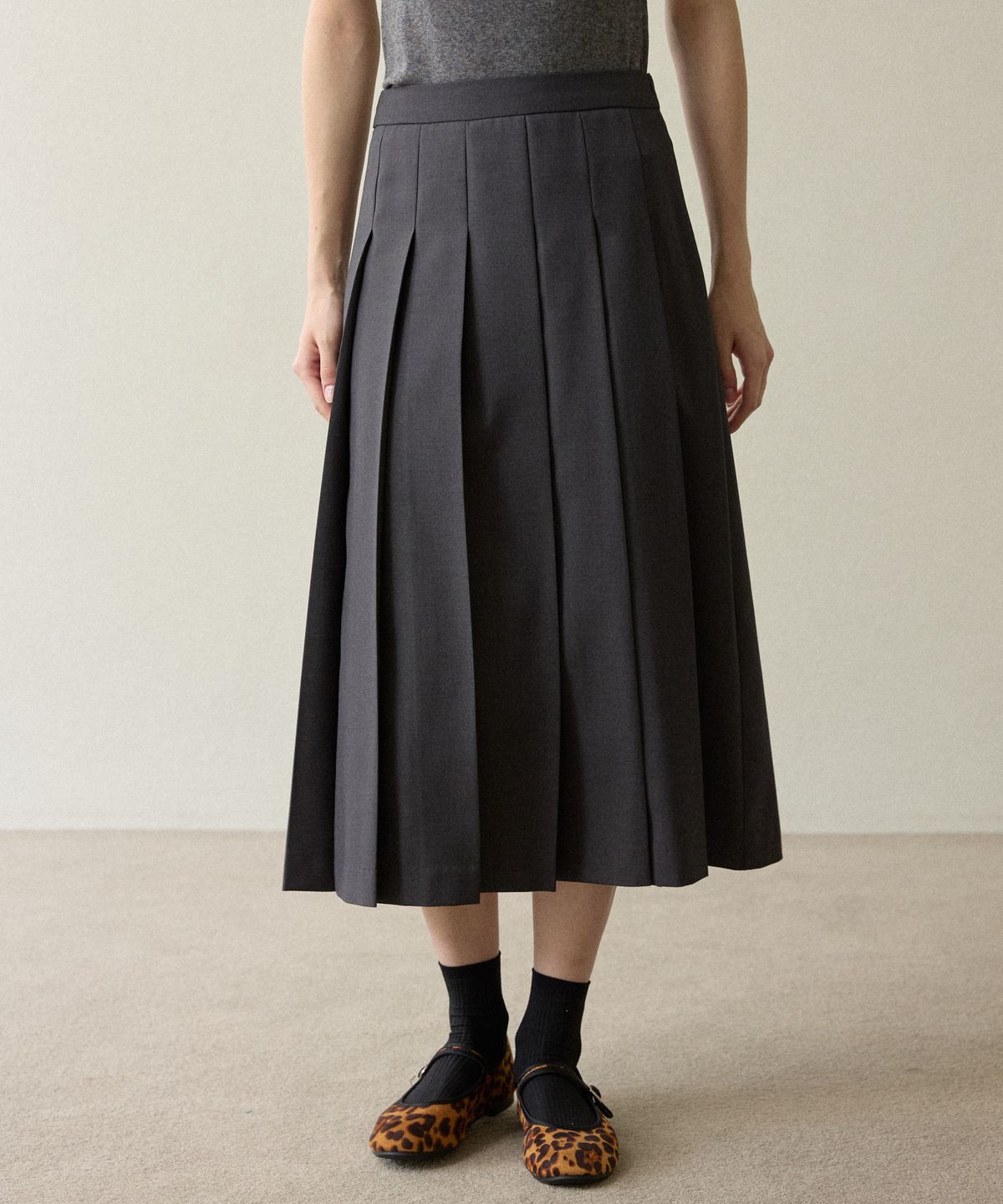 오픈도어스튜디오(OPENDOORSTUDIO) medium long  pleated skirt deep gray