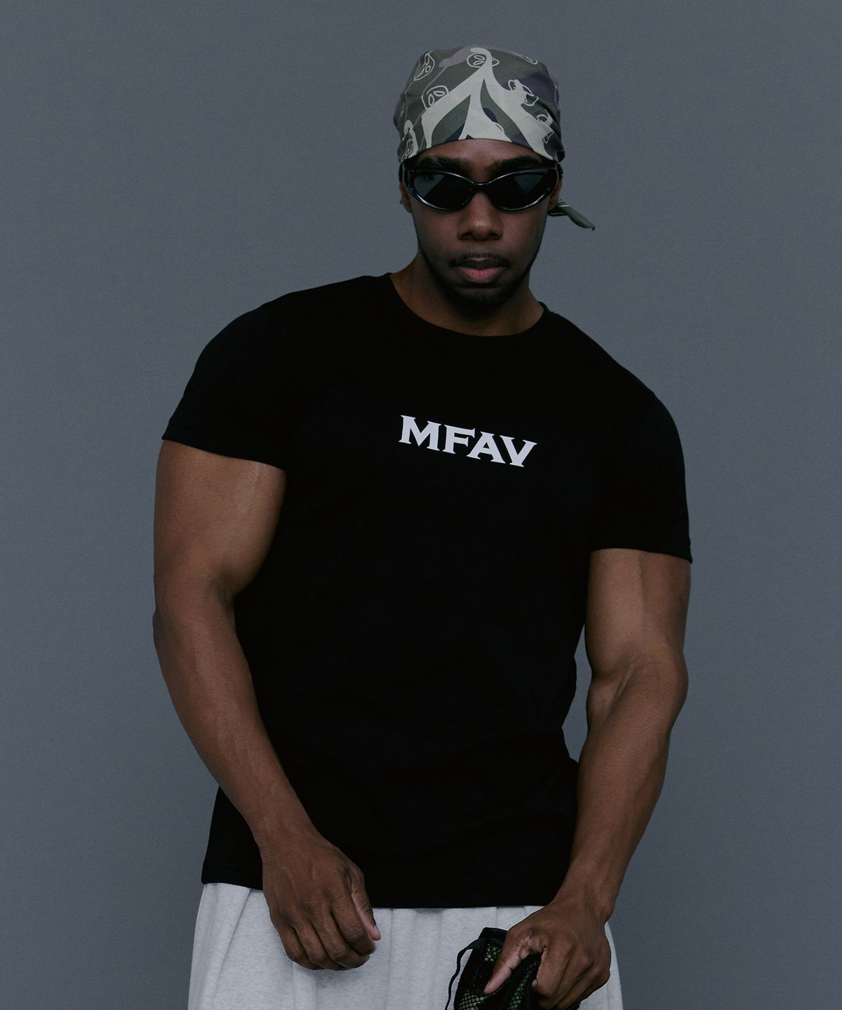 엠페브(MFAV) 마크드 머슬핏 숏 슬리브 블랙