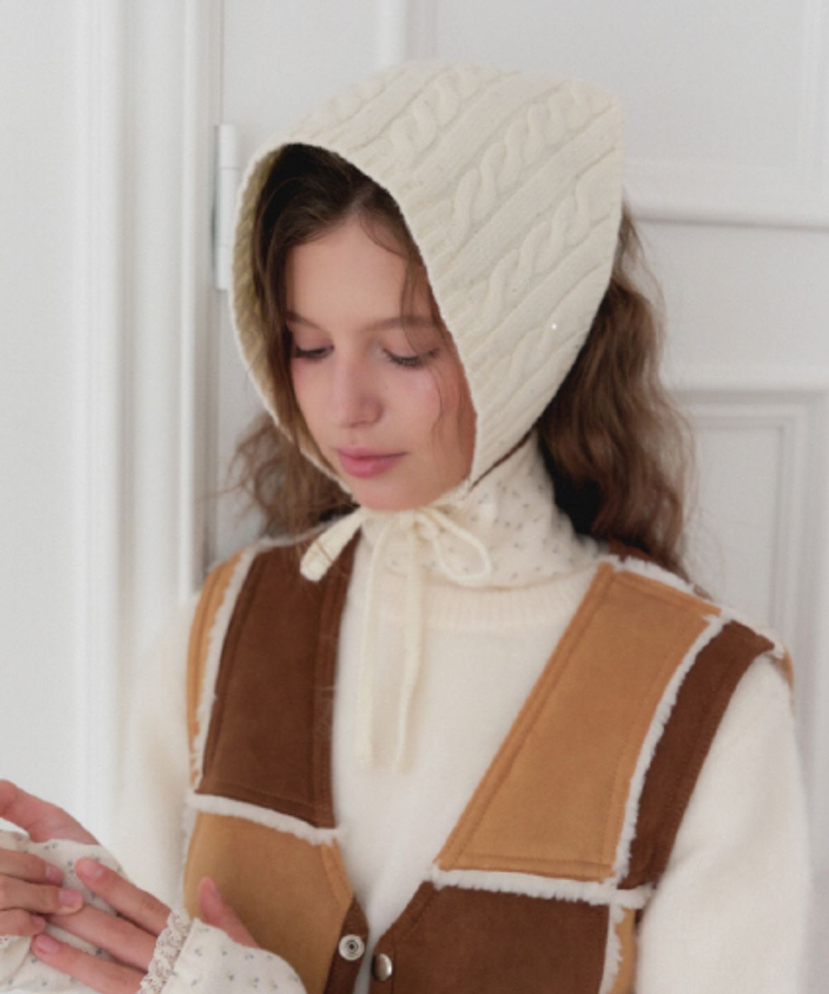 래니래니(RENNYRENNIE) STARRY TRIANGLE BONNET EARCUFFS - 스테리 트라이앵글 보넷 [ IVORY ]