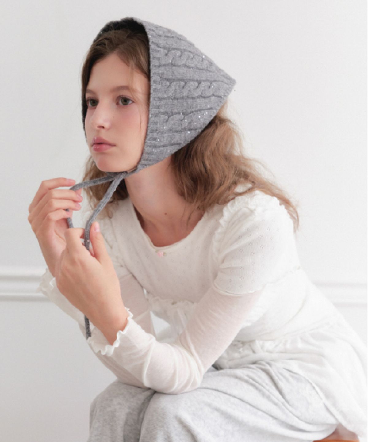 래니래니(RENNYRENNIE) STARRY TRIANGLE BONNET EARCUFFS - 스테리 트라이앵글 보넷  [ GREY ]