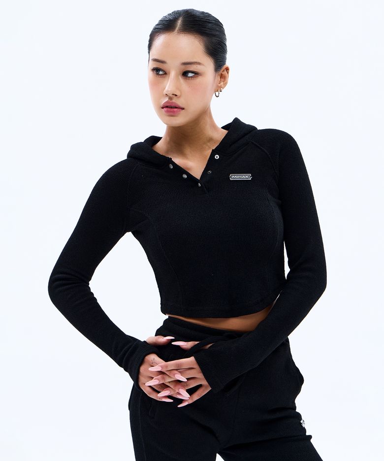메탈 라벨 웜터치 크롭 후디 (BLACK)