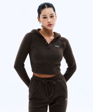 메탈 라벨 웜터치 크롭 후디 (BROWN)