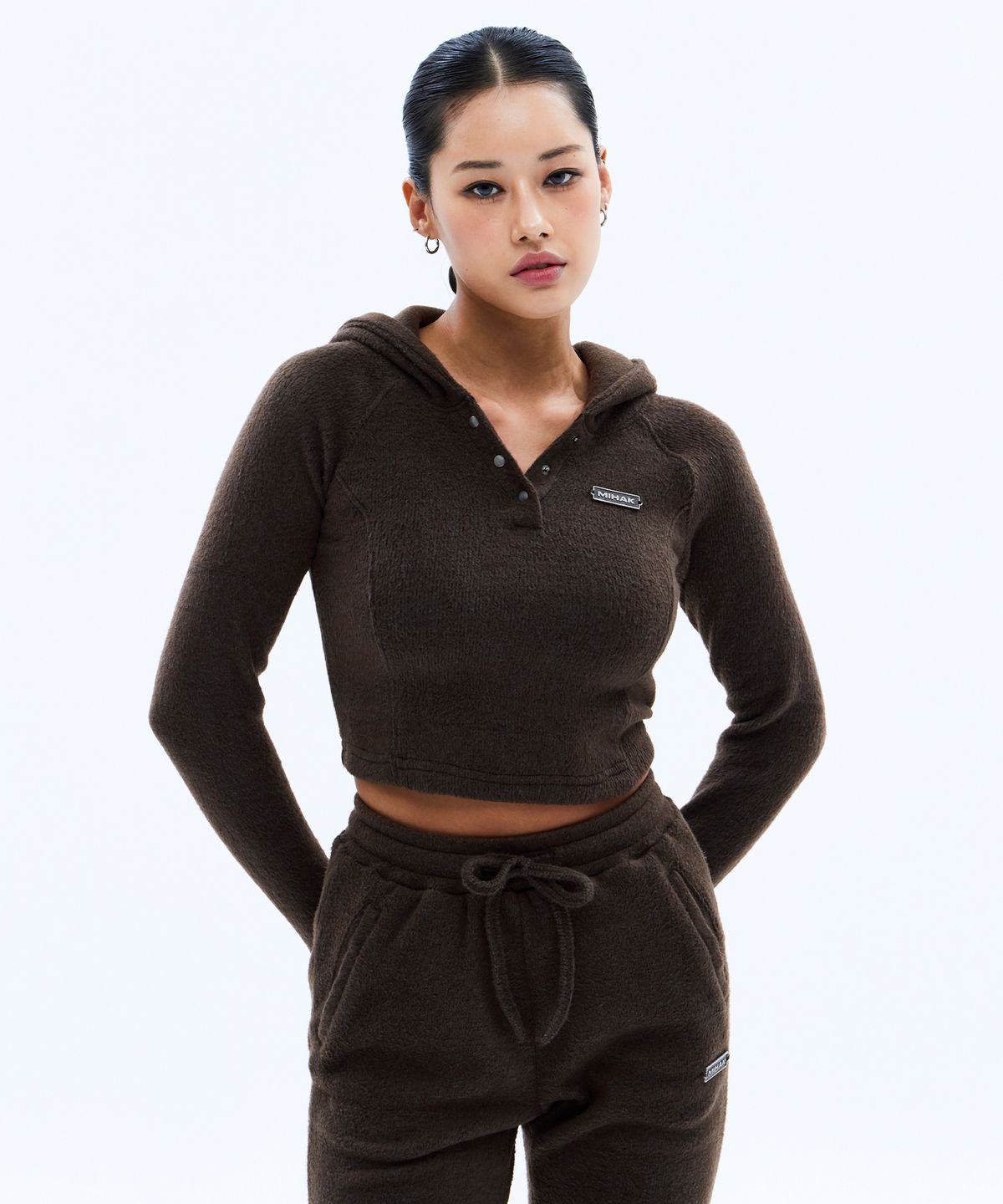 미학(MIHAK) 메탈 라벨 웜터치 크롭 후디 (BROWN)