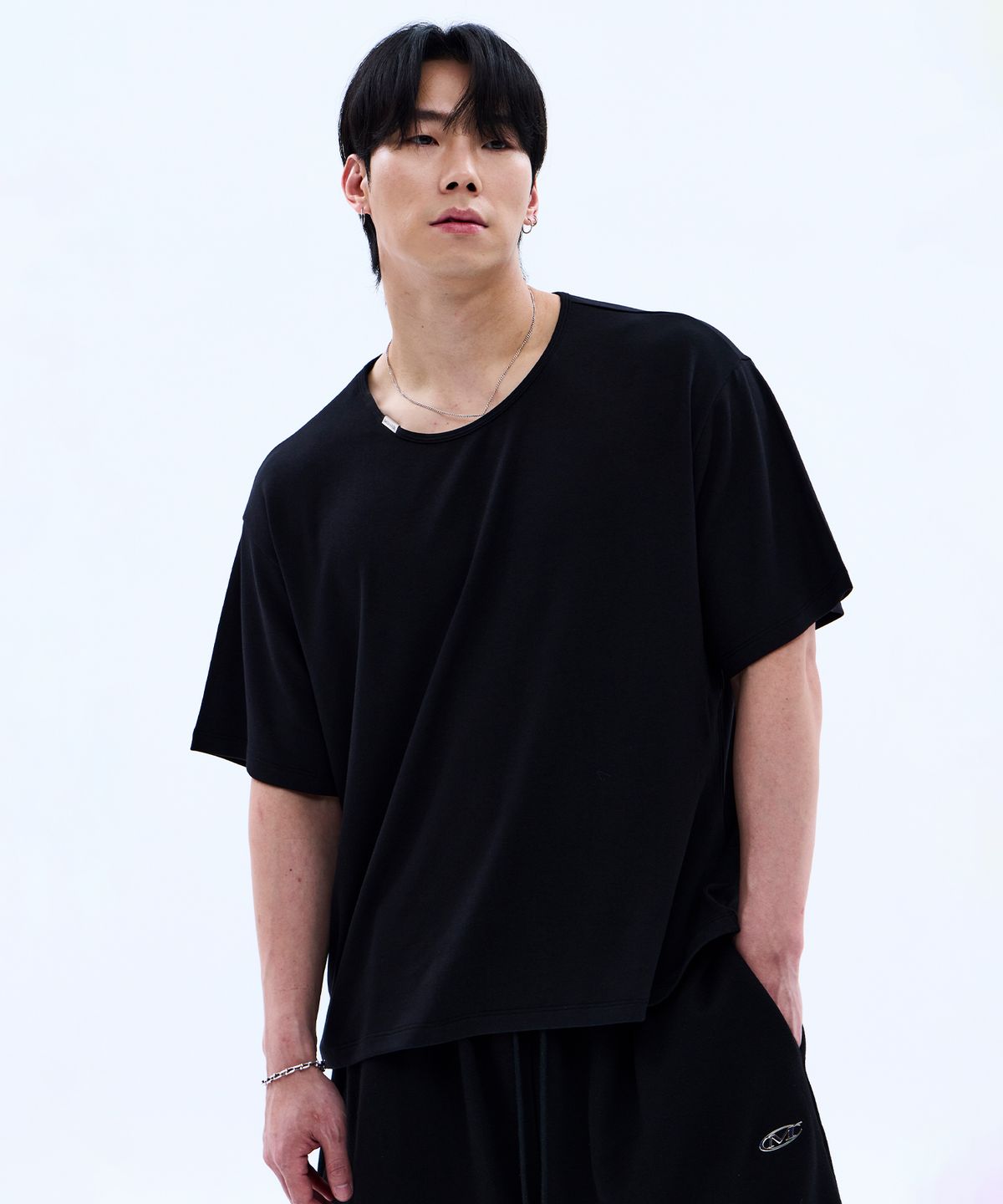 미학(MIHAK) 메탈 클립 유넥 티셔츠 (BLACK)