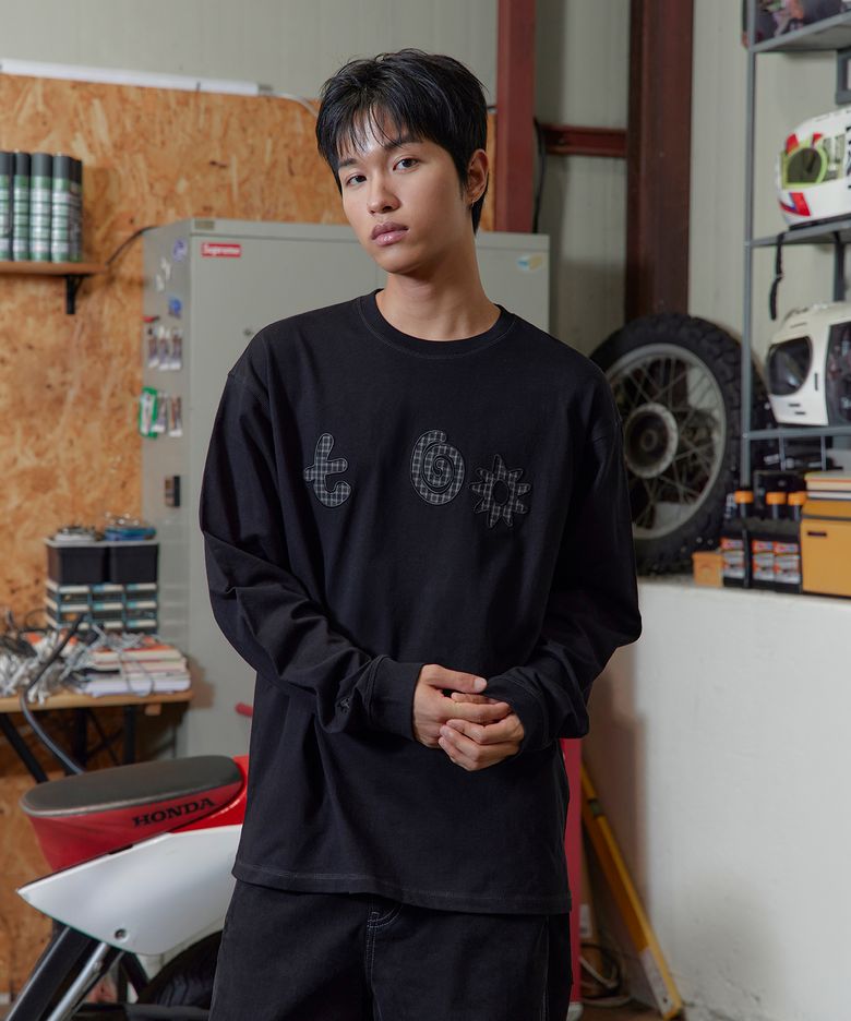 아플리케 패치 롱슬리브 블랙