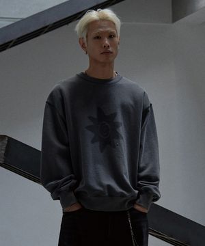 피그먼트 프린팅 맨투맨 차콜